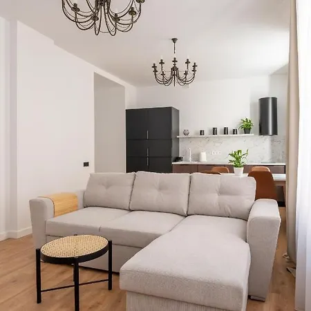 Apartman Spacious 1-bedroom In The Heart Of Old Town *
